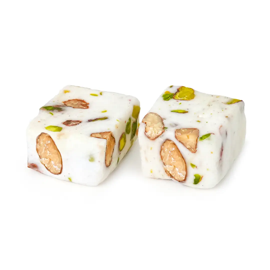 نوغا بيضاء مربعة بالمكسرات